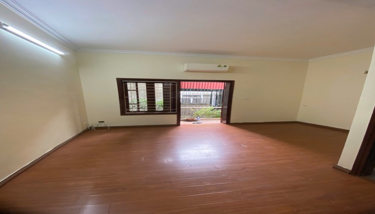 Cho làm cà phê sân vườn Nhà nguyên căn Phố Nguyễn Thái Học, 35m2, 4 tầng, 12 Triệu